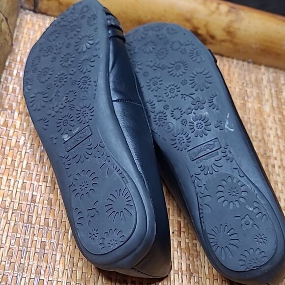 Faded Glory sz 4 black slippers - Picture 4 of 7